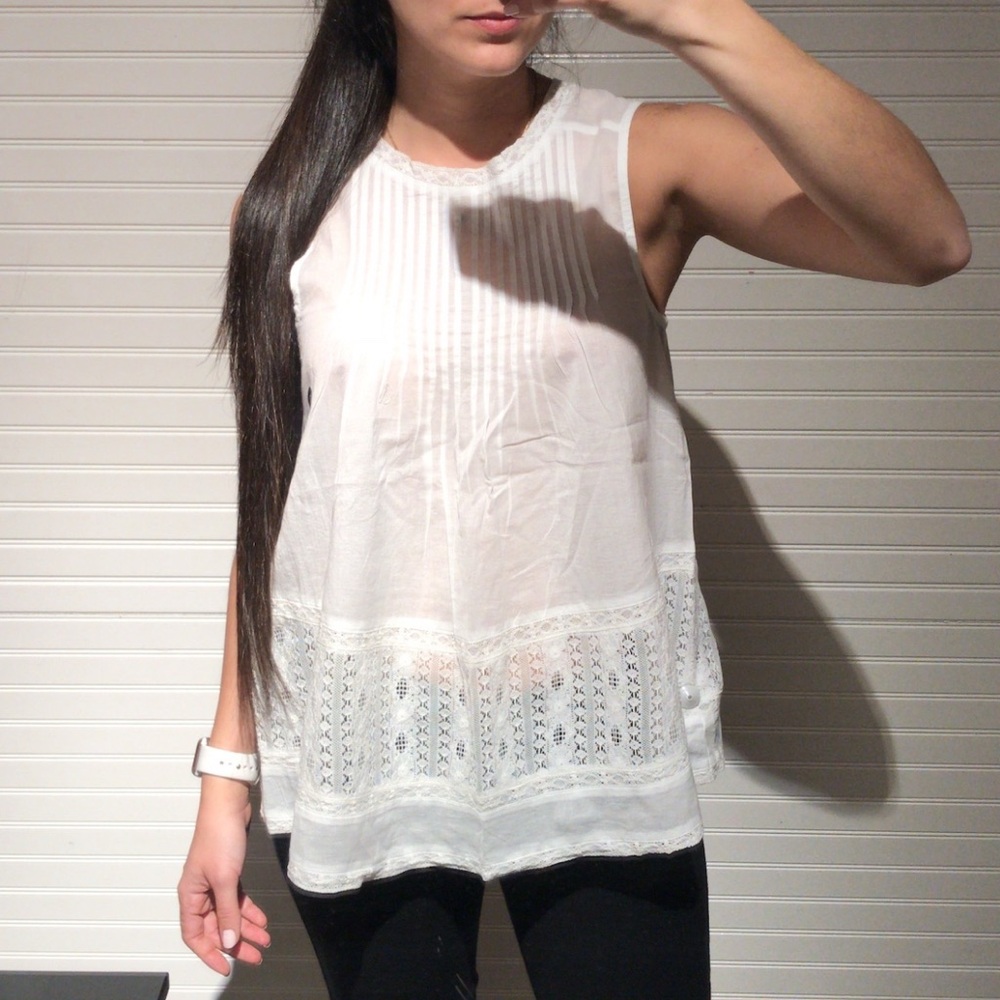 ABERCROMBIE & FITCH women XS WHITE top buttons on back embroidery detail pleats
